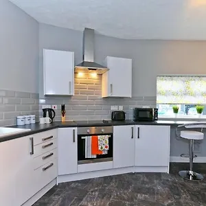 One Of A Kind 4 Bed Guest house Leeds (West Yorkshire)